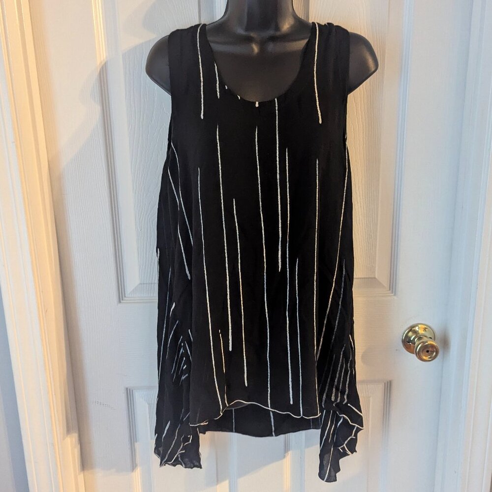 Lyng sleeveless black and white top - M